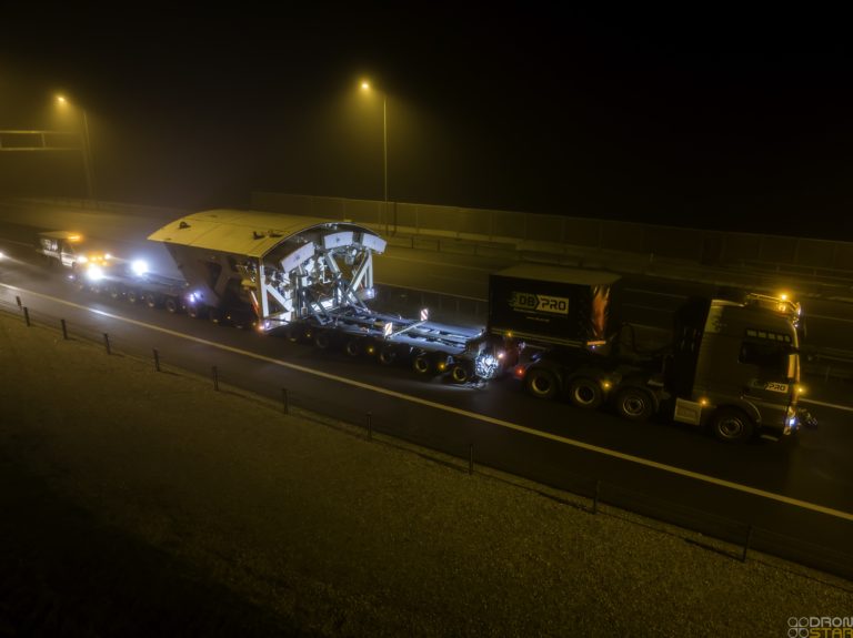 Transport elementów maszyny wiercącej